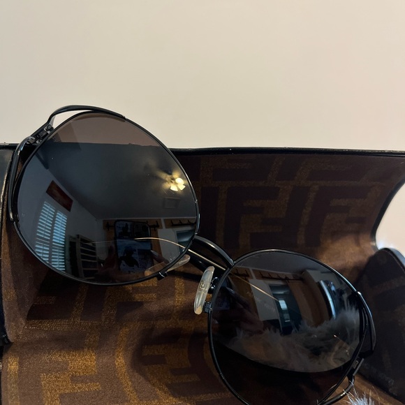 Fendi sunglass - Picture 2 of 4